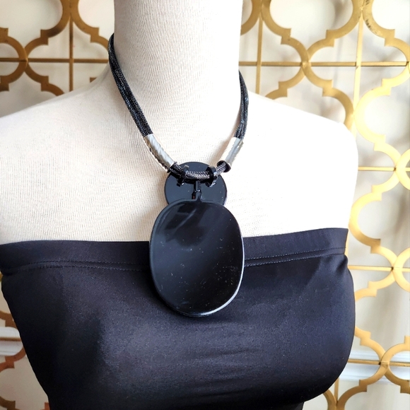 Elegant Pink and Black Pendant Necklace with Earrings Set - Picture 16 of 17